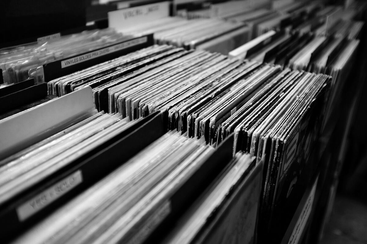 Cajones de discos de vinilo en una disquería